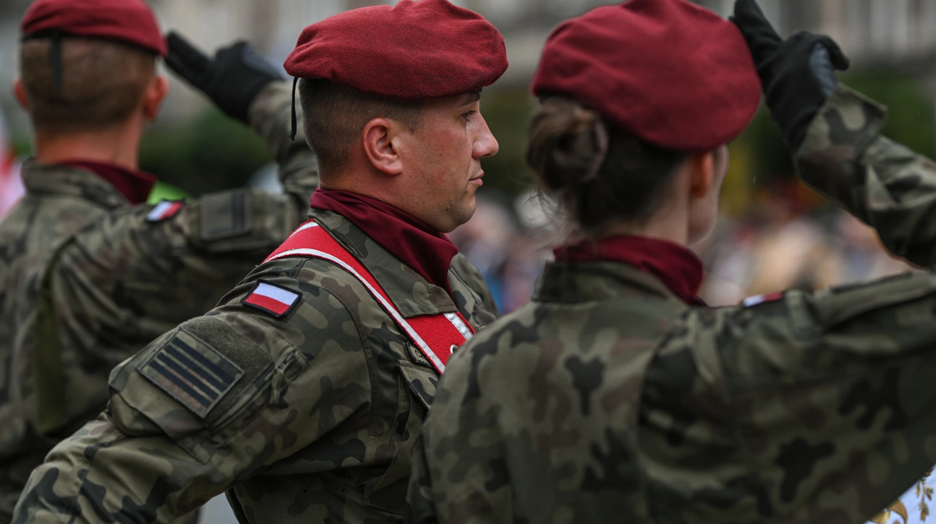 Цезарій Томчик, заступник міністра національної оборони Польщі, у діловому одязі