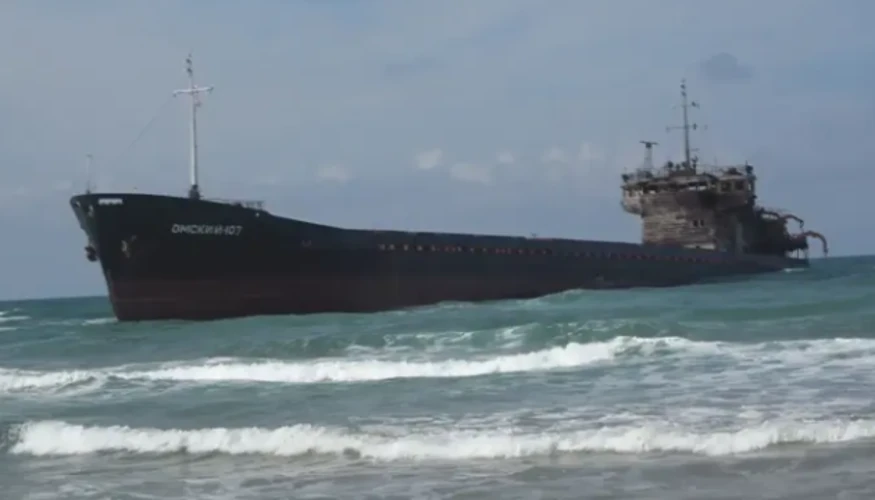 Російське вантажне судно OMSKIY-107 із пошкодженою капітанською рубкою на мілині біля пляжу Алачали в районі Шіле