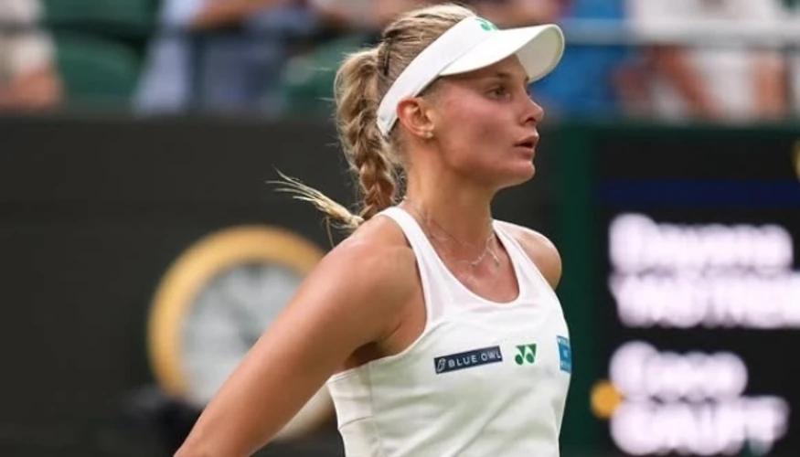 Дарія Снігур під час матчу проти Катажини Кави на турнірі WTA 1000 у Пекіні.