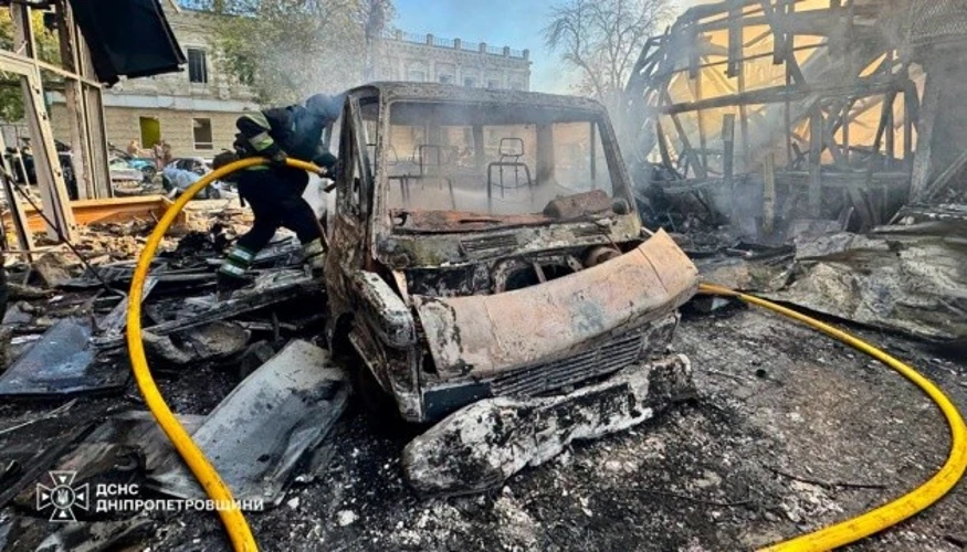 Пошкоджені внаслідок удару торговельні павільйони, магазини та автомобілі у середмісті Павлограда