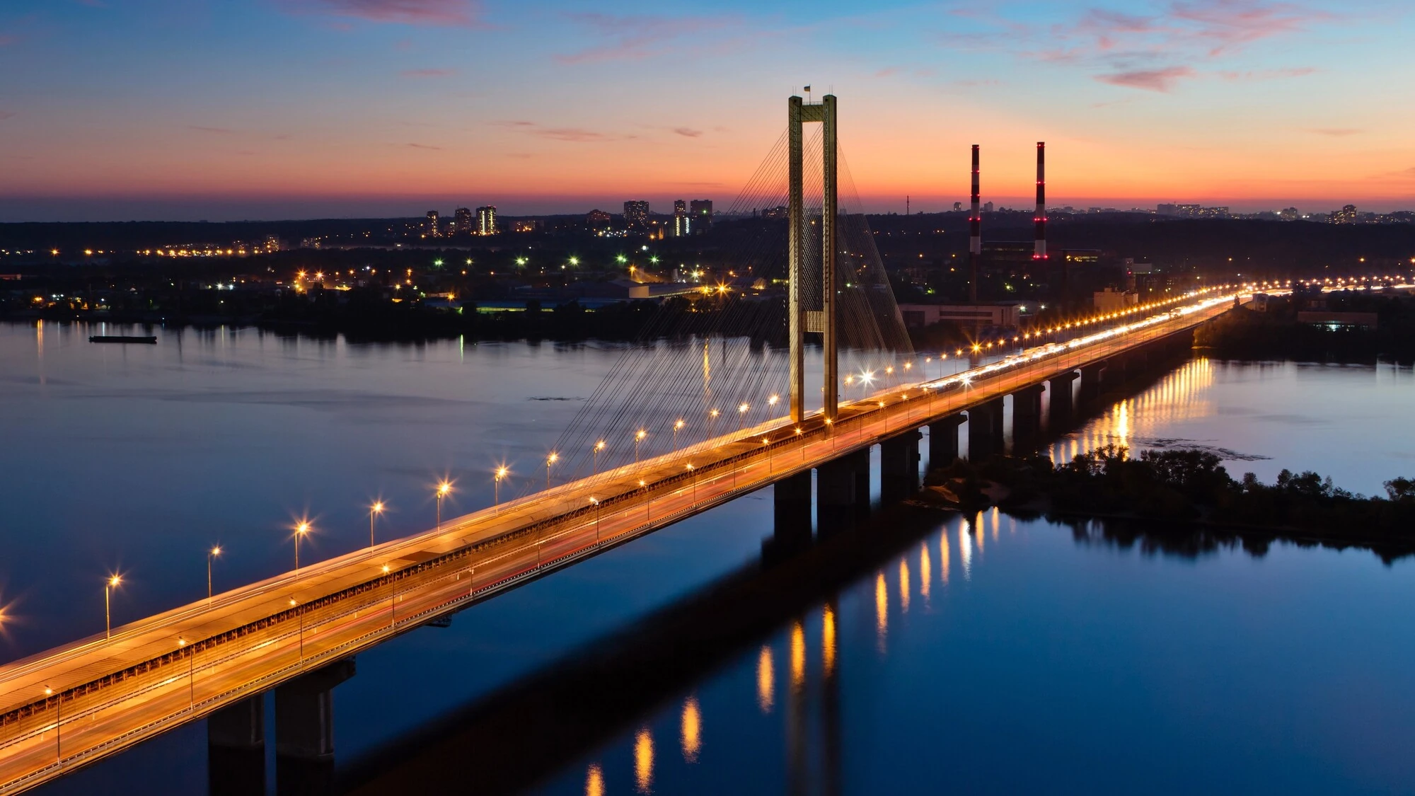 Пошкоджена опора Південного мосту в Києві після удару безпілотника 1 жовтня