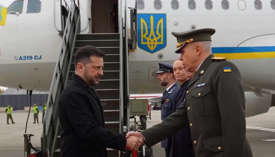 Літак президента України Володимира Зеленського приземлився в Осло, президент зійшов трапом на злітну смугу