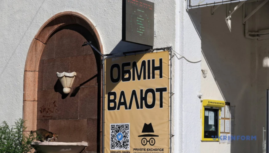 Долар і євро дорожчають / колаж УНІАН, фото ua.depositphotos.com, УНІАН